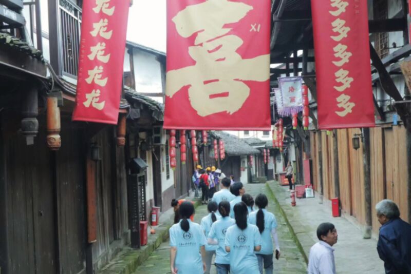 重慶外語外事學院學子三下鄉(xiāng)：承非遺陰米酥，繪豐盛輝煌篇