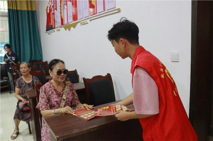 內(nèi)江師范學(xué)院學(xué)子暑期三下鄉(xiāng)：法治建設(shè)步步高，普法宣傳聲聲到