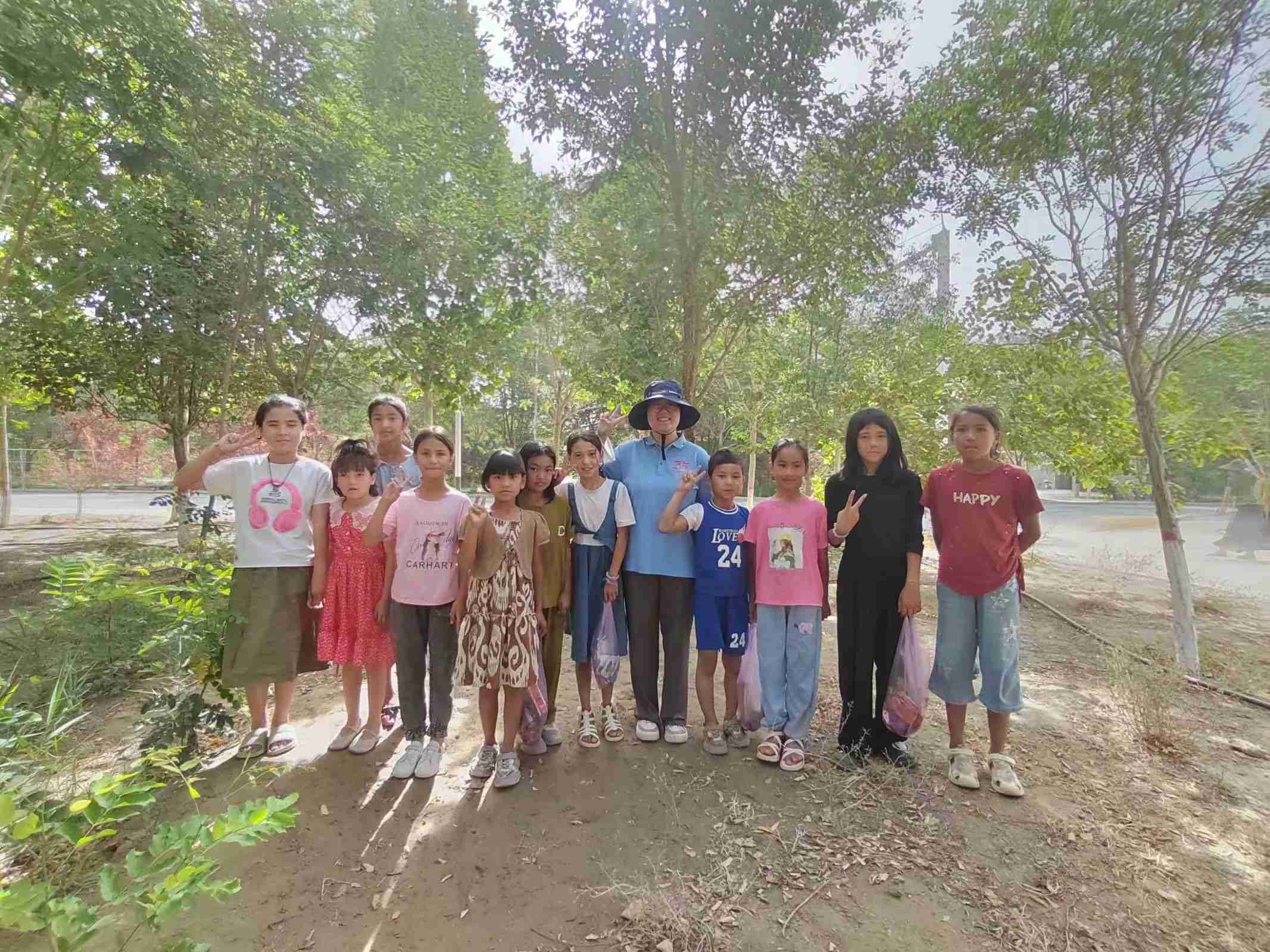 石榴花開，熠路相伴