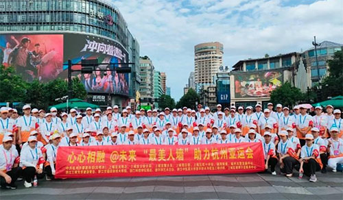 人墻守護(hù)國(guó)慶，志愿添彩青春