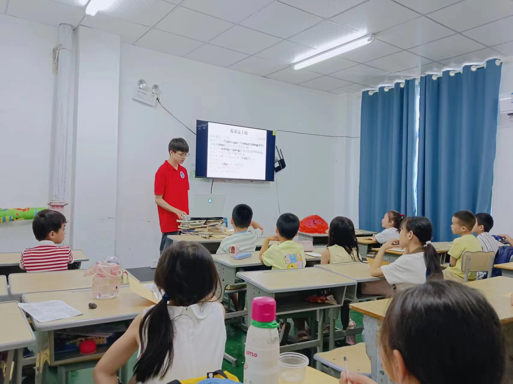  童心港灣，暖心助學(xué)