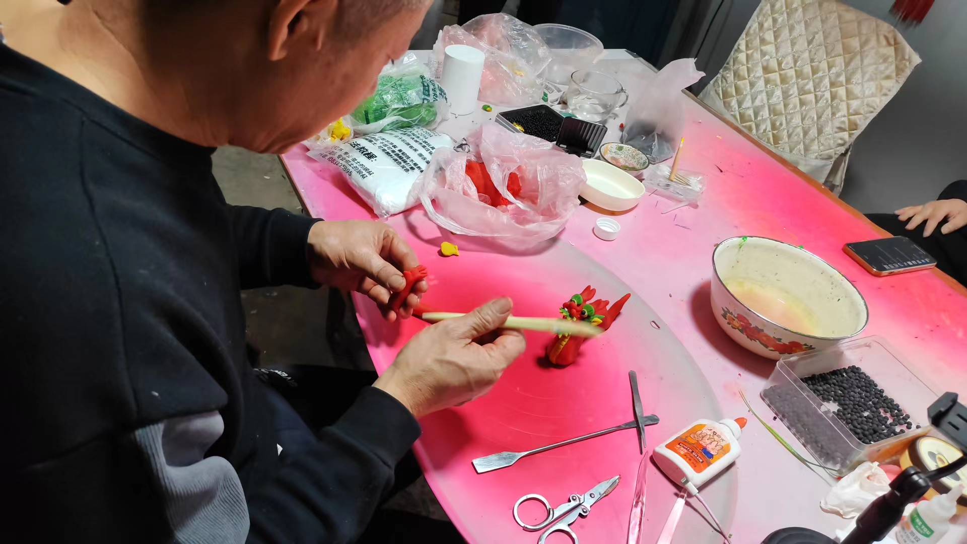 蘭理學(xué)子返家鄉(xiāng)：四十年如一日堅守，徐兒燈彰顯工匠精神