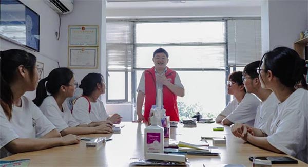 集大學(xué)子守望相助，走進(jìn)彩虹之家