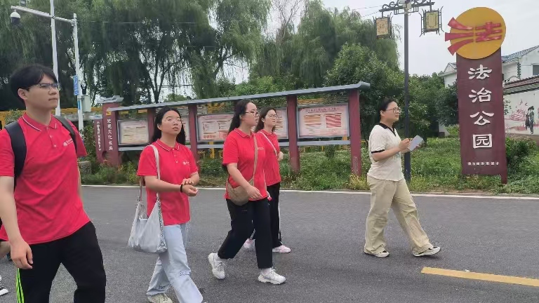 民族團(tuán)結(jié)：關(guān)愛老人，共筑和諧社區(qū)