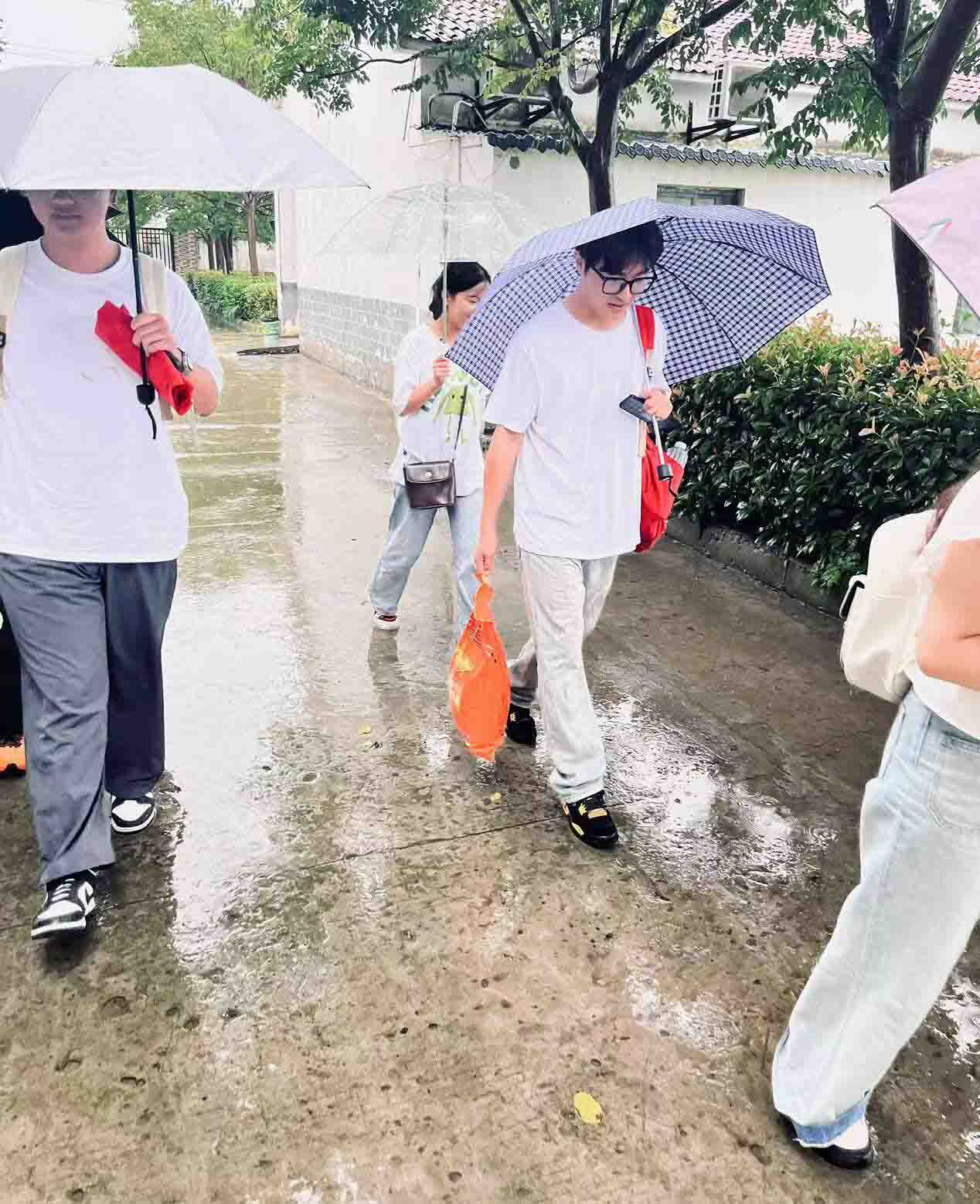 志愿者朱金龍：以實際行動扎根基層，全心全意體驗青春風(fēng)采。