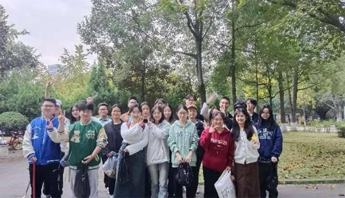 西南石油大學(xué)經(jīng)濟(jì)管理學(xué)院工商管理2021級團(tuán)支部開展龍湖西宸原著社區(qū)志愿服務(wù)活動