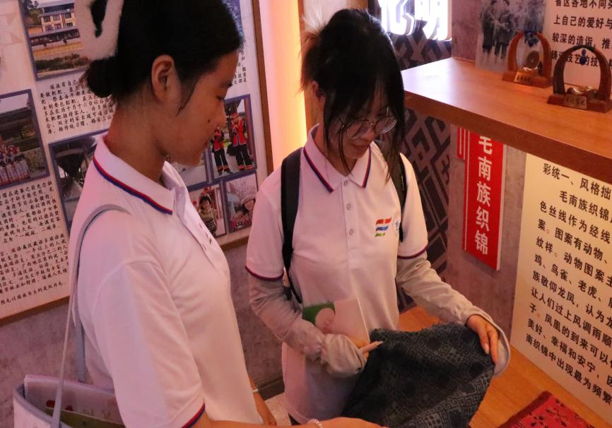 毛南館展團結(jié)韻，學(xué)子心感民族情