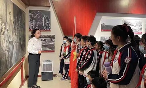 張家界民族小學(xué)走進(jìn)湘鄂川黔革命根據(jù)地紀(jì)念館開(kāi)展社會(huì)實(shí)踐活動(dòng)