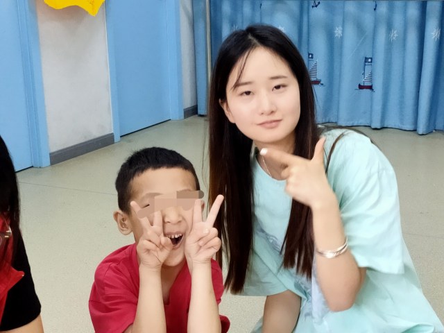 大手拉小手，青春共成長