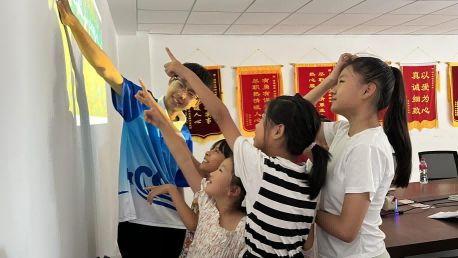 丹青越時空，千載留余香：“青助繁花”傳承傳統(tǒng)文化實踐團社區(qū)行