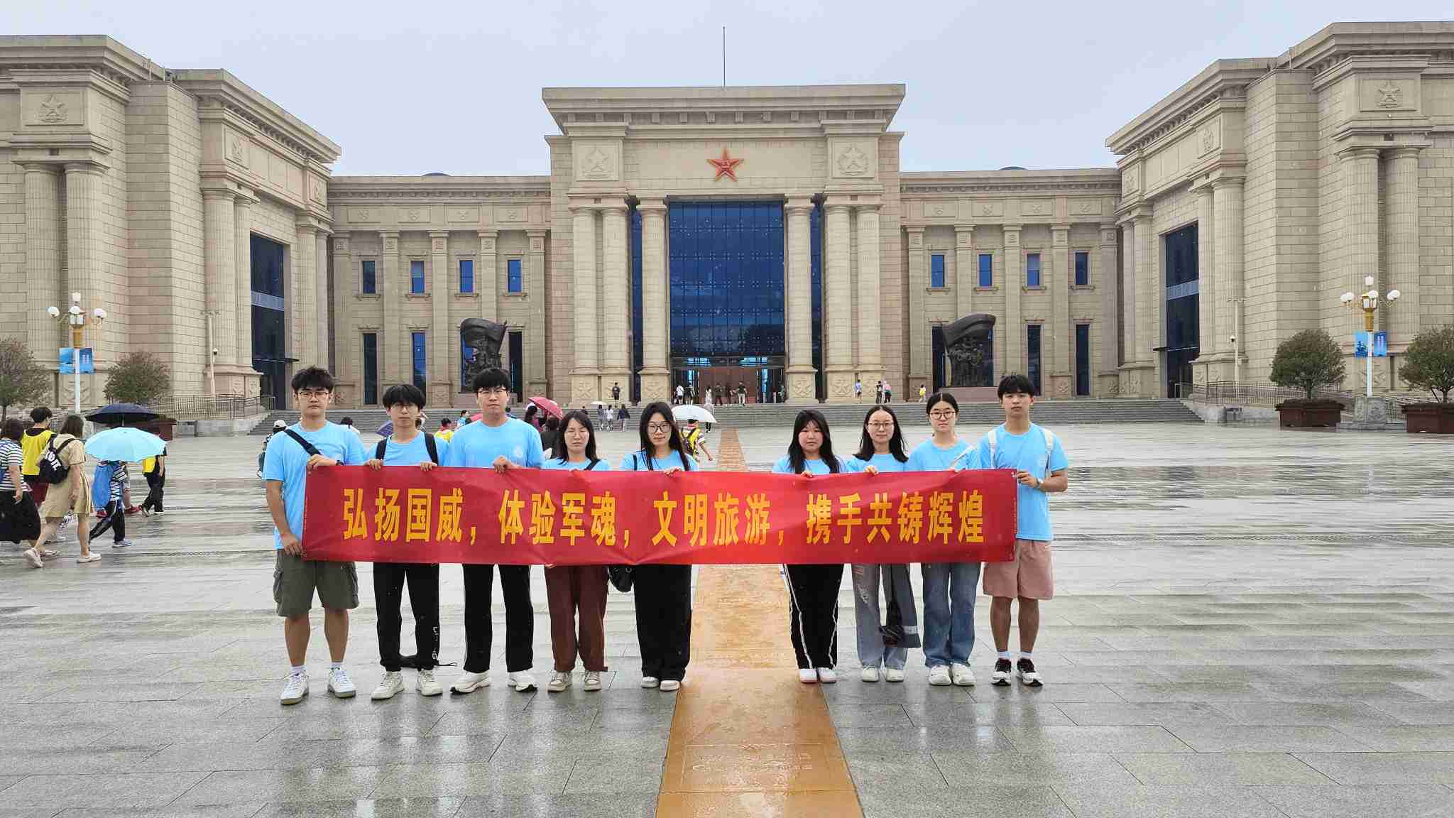 青島科技大學(xué)“巡禮藍(lán)海情，筑夢文明行”文明旅游實踐團(tuán)赴海軍博物館—引領(lǐng)文明旅游新風(fēng)尚，共筑文明旅游新篇章