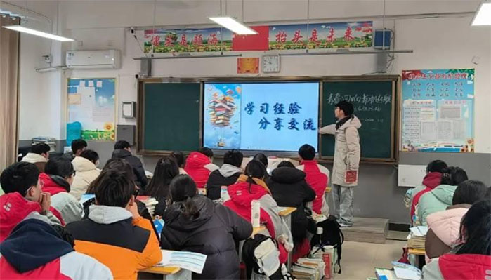 安財(cái)學(xué)子訪母校：探望老師，宣傳安財(cái)