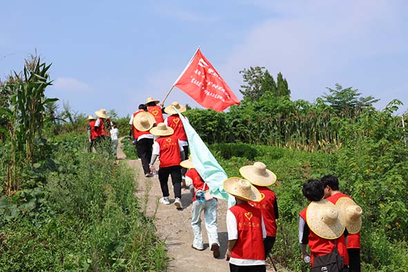 青年聚力情暖一老一幼，腳步不歇丈量青春沃野——“繁花碩果”鄉(xiāng)村振興公益行動隊篤力激活“鄉(xiāng)村振興”一池秋水