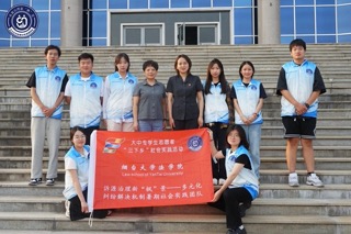 圖為調(diào)研隊(duì)成員在實(shí)地調(diào)研過后與龍口法院副院長曹雪記合影。