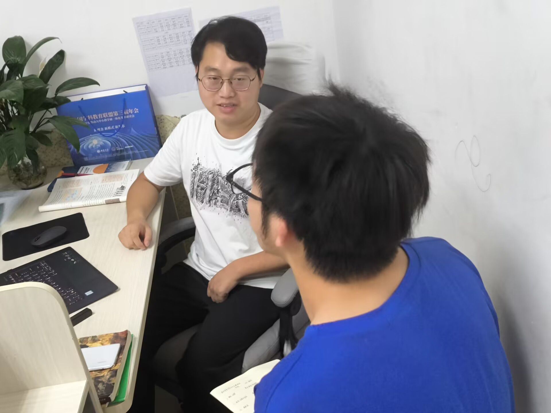 尋跡崢嶸西遷路，奮楫昂揚新征程