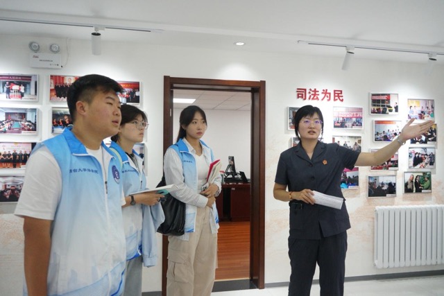 煙大學子走進青島市北法院——臉上帶笑與腳下生風，繪就訴源治理新“楓”景