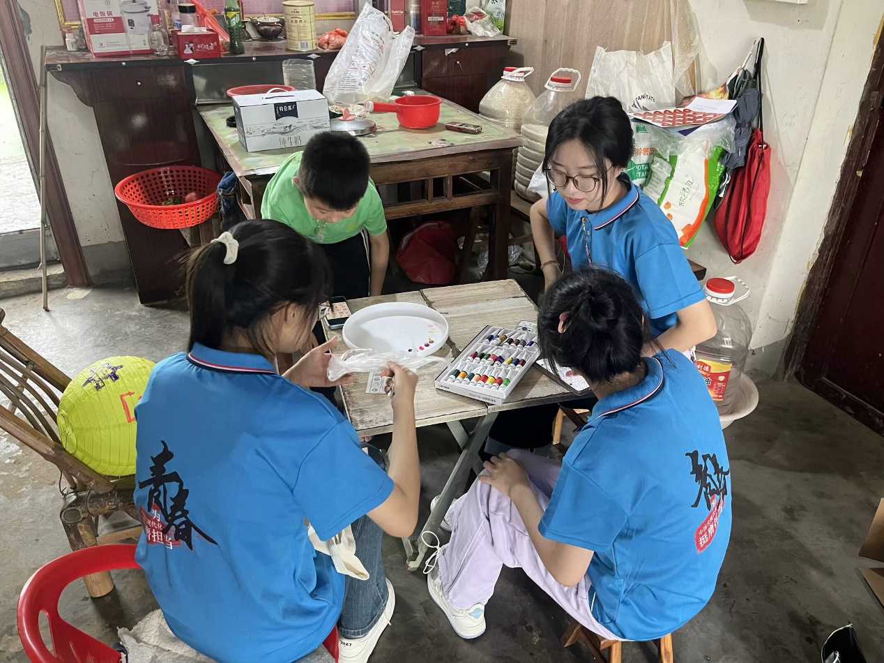 巢湖學(xué)院學(xué)子三下鄉(xiāng)：春暉護(hù)幼芽，暖意筑留守