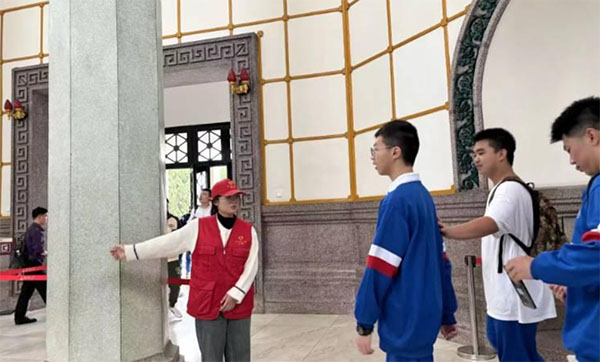 湖南師范大學(xué)于烈士公園開展了“緬懷烈士 信仰長(zhǎng)存”志愿活動(dòng)