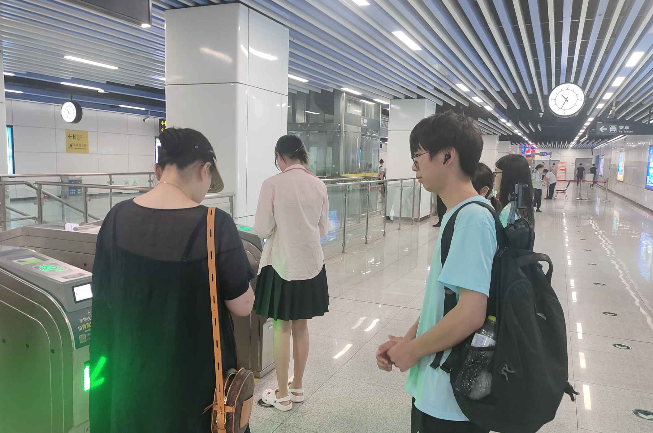 青島科技大學(xué)赴青島市“巡禮藍(lán)海情，筑夢文明行”文明旅游實踐團(tuán)：文明足跡繪地鐵，旅游實踐頌新風(fēng)