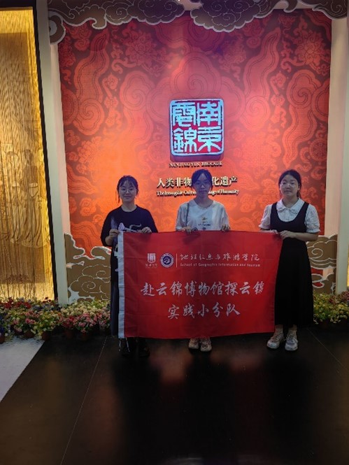 墻上貼了海報中度可信度描述已自動生成