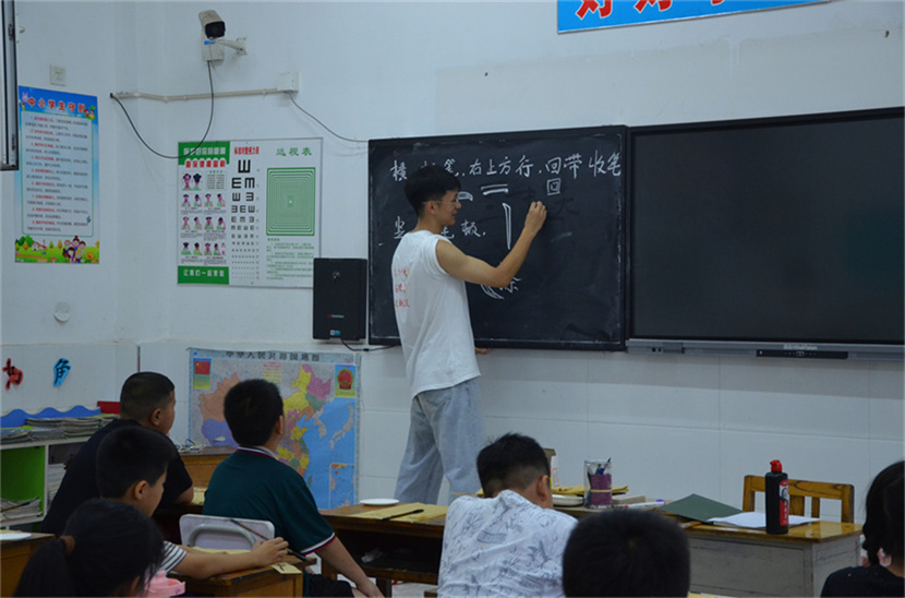 華北電力大學學子三下鄉(xiāng)：毛筆書法學習