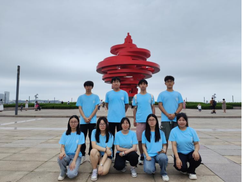 青島科技大學(xué)赴青島市“巡禮藍(lán)海情，筑夢文明行”文明旅游實踐團(tuán)隊赴五四廣場、小麥島、棧橋參觀——文明出行， 一路潔凈
