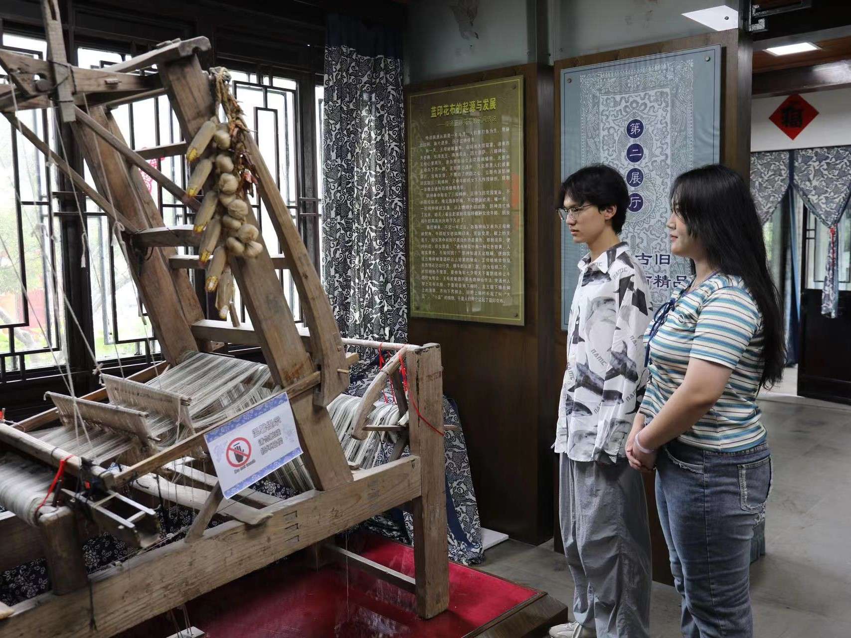 無錫學(xué)院學(xué)子三下鄉(xiāng)：鷂影風(fēng)舞通城夢，白袷藍(lán)衫世界心