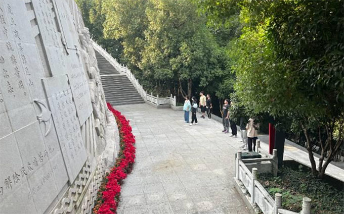 “不忘初心，牢記使命”——參觀烈士陵園