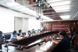 圖為調(diào)研隊(duì)成員在與法院工作人員交流互動(dòng)。