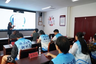 圖為調(diào)研隊(duì)成員在聽取溯源治理工作的報(bào)告。